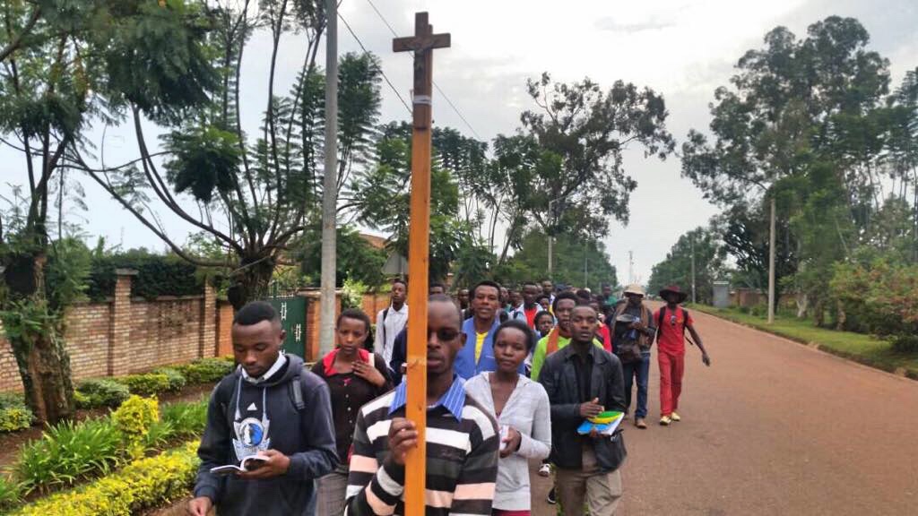 Ökumenische Friedenswallfahrt der Jugendlichen von Butare nach Kibeho
