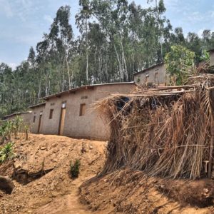 55 Häuser in Burundi an Familien übergeben