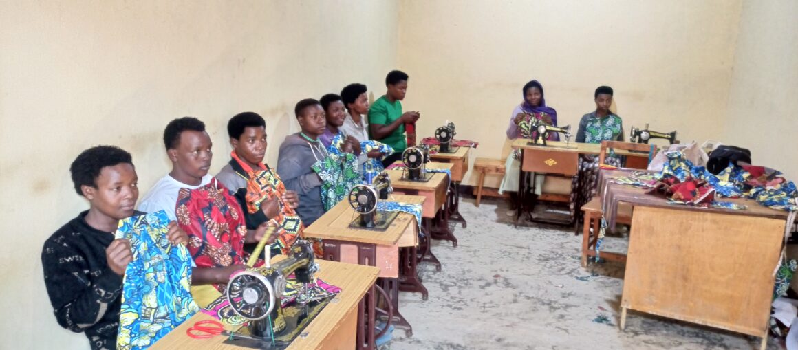 Neue Berufe für Gahunga – die Schneiderei